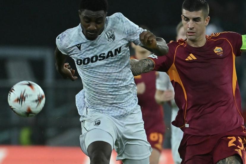 Viktoria Plzen's Nigerian forward #17 Rafiu Durosinmi fights for the ball with Roma's Italian defender #23 Gianluca Mancini during the UEFA Europa League first round day 3 football match between AS Roma and FC Viktoria Plzen, at the Olympic stadium in Rome, on October 23, 2025.  Filippo MONTEFORTE / AFP