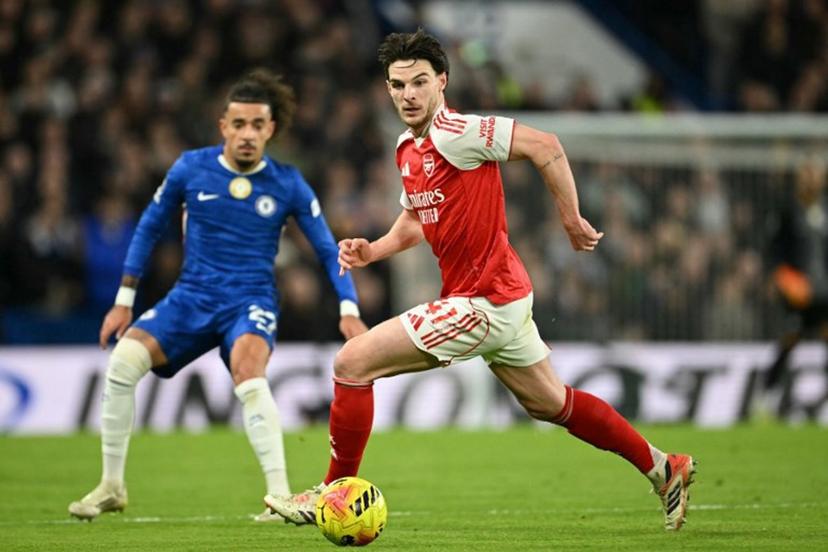 Arsenal's English midfielder #41 Declan Rice runs with the ball during the English Premier League football match between Chelsea and Arsenal at Stamford Bridge in London on November 30, 2025.  JUSTIN TALLIS / AFP