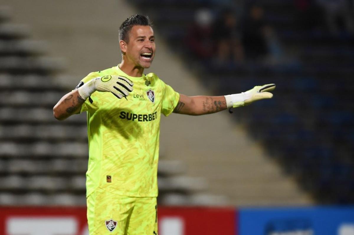 Fluminense's goalkeeper #01 Fabio gives instructions to his teammates during the Copa Libertadores group stage football match between Argentina's Independiente Rivadavia and Brazil's Fluminense at the Malvinas Argentinas stadium in Mendoza, Argentina on May 6, 2026. Andres LARROVERE / AFP