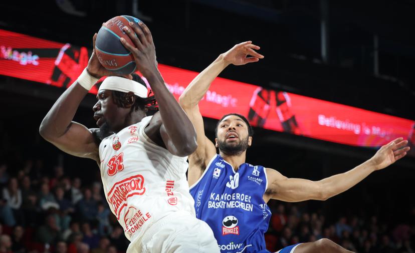 Spirou's Enoch Boakye and Mechelen's Joshua Heath fight for the ball during a basketball match between Spirou Charleroi and Kangoeroes Basket Mechelen, Friday 27 March 2026 in Charleroi, on day 25 of the 'BNXT League' Belgian and Dutch first division basket championships. BELGA PHOTO VIRGINIE LEFOUR