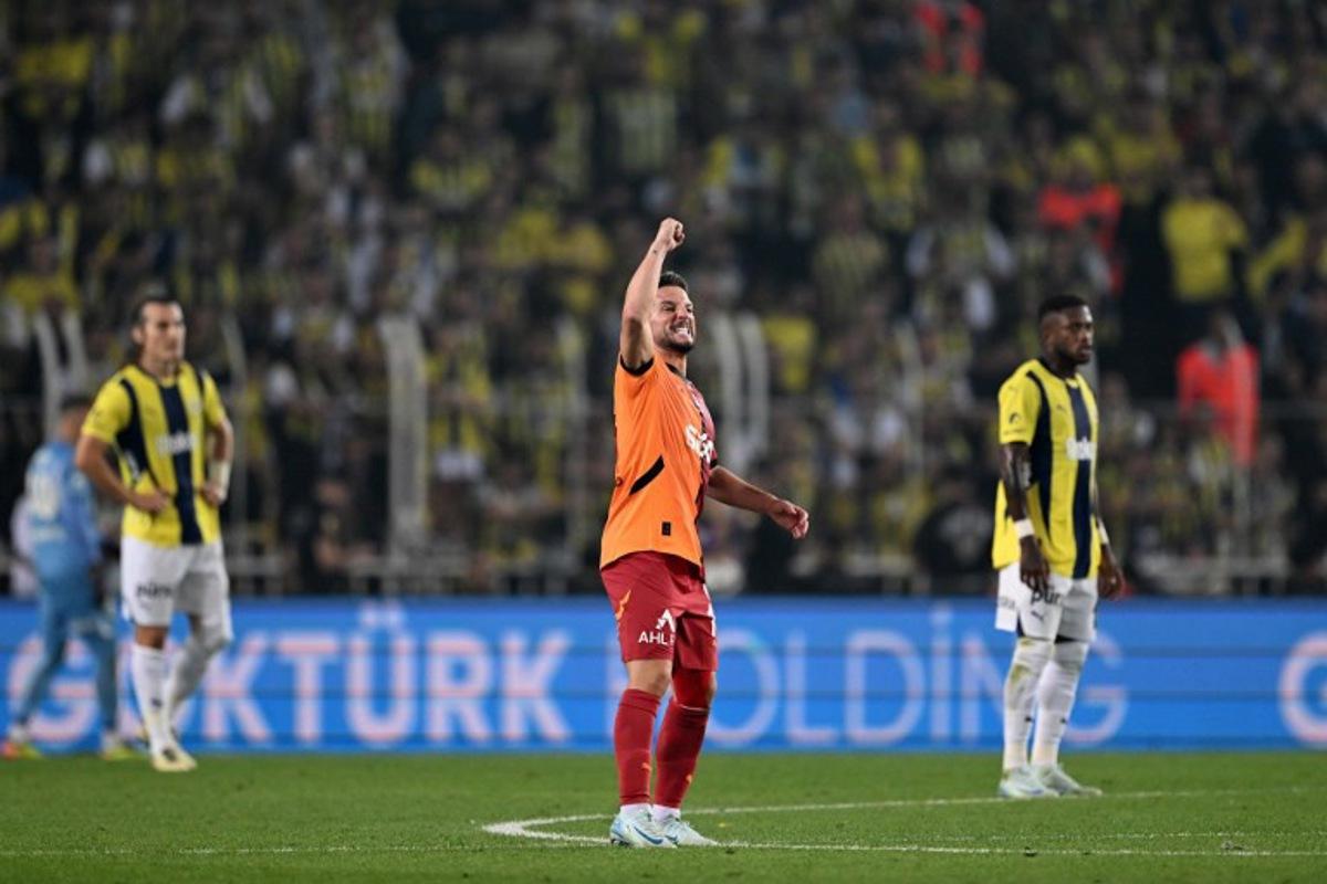 Galatasaray's Belgian midfielder Dries Mertens (C) celebrates after scoring his team's second goal during the Turkish Super lig football match between Fenerbahce and Galatasaray at Fenerbahce Sukru Saracoglu Stadium in Istanbul, on September 21, 2024. Ozan KOSE / AFP