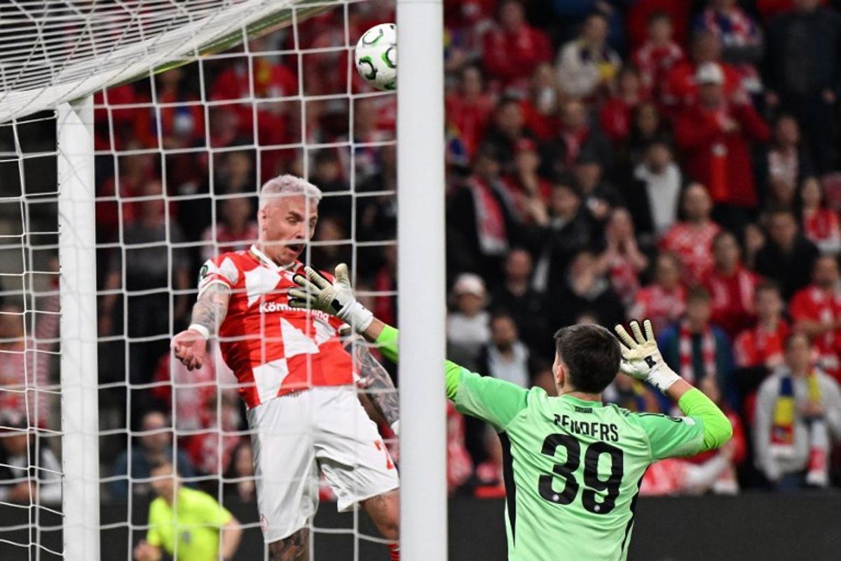 Strasbourg's Belgian goalkeeper #39 Mike Penders (R) and Mainz' German forward #20 Phillip Tietz vie for the ball during the UEFA Europa Conference League quarter-final first leg football match between 1 FSV Mainz 05 and RC Strasbourg Alsace in Mainz, western Germany on April 9, 2026. Kirill KUDRYAVTSEV / AFP
