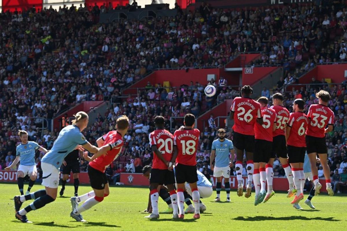 Manchester City's Belgian midfielder #17 Kevin De Bruyne (L) misses with this freekick during the English Premier League football match between Southampton and Manchester City at St Mary's Stadium in Southampton, southern England on May 10, 2025. Glyn KIRK / AFP