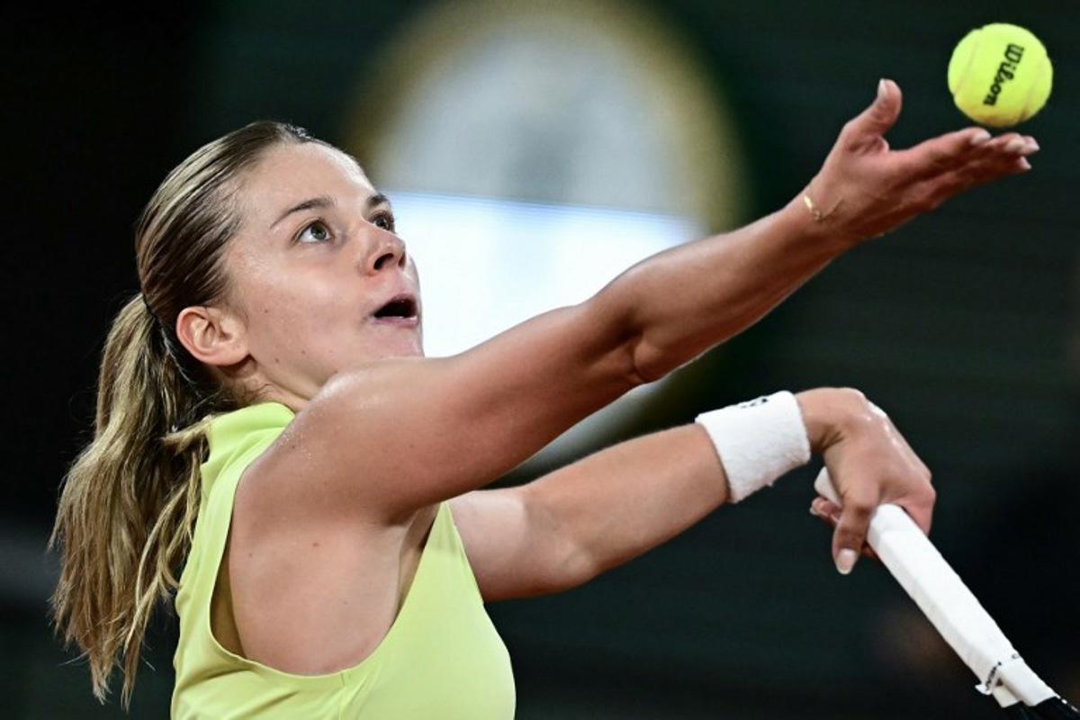 Poland's Maja Chwalinska serves to Russia's Diana Shnaider during their women's semi final singles match on day 12 of the French Open tennis tournament on Court Philippe-Chatrier at the Roland-Garros Complex in Paris on June 4, 2026. JULIEN DE ROSA / AFP