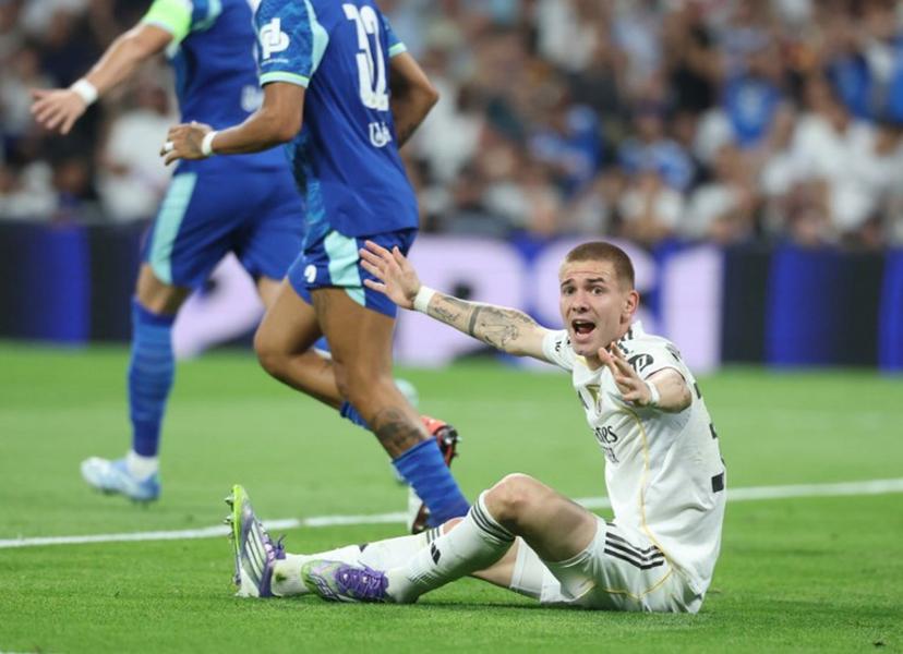 Real Madrid's Argentine forward #30 Franco Mastantuono reacts on the ground during the UEFA Champions League first round day 1 football match between Real Madrid CF and Olympique de Marseille at the Santiago Bernabeu stadium in Madrid on September 16, 2025. Pierre-Philippe MARCOU / AFP