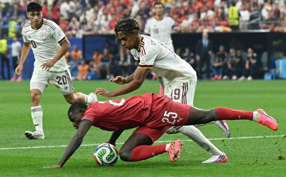 Spain's forward #19 Lamine Yamal and Portugal's defender #25 Nuno Mendes fight for the ball during the 2026 World Cup round of 16 football match between Portugal and Spain at the Dallas Stadium in Arlington on July 6, 2026. RONALDO SCHEMIDT / AFP