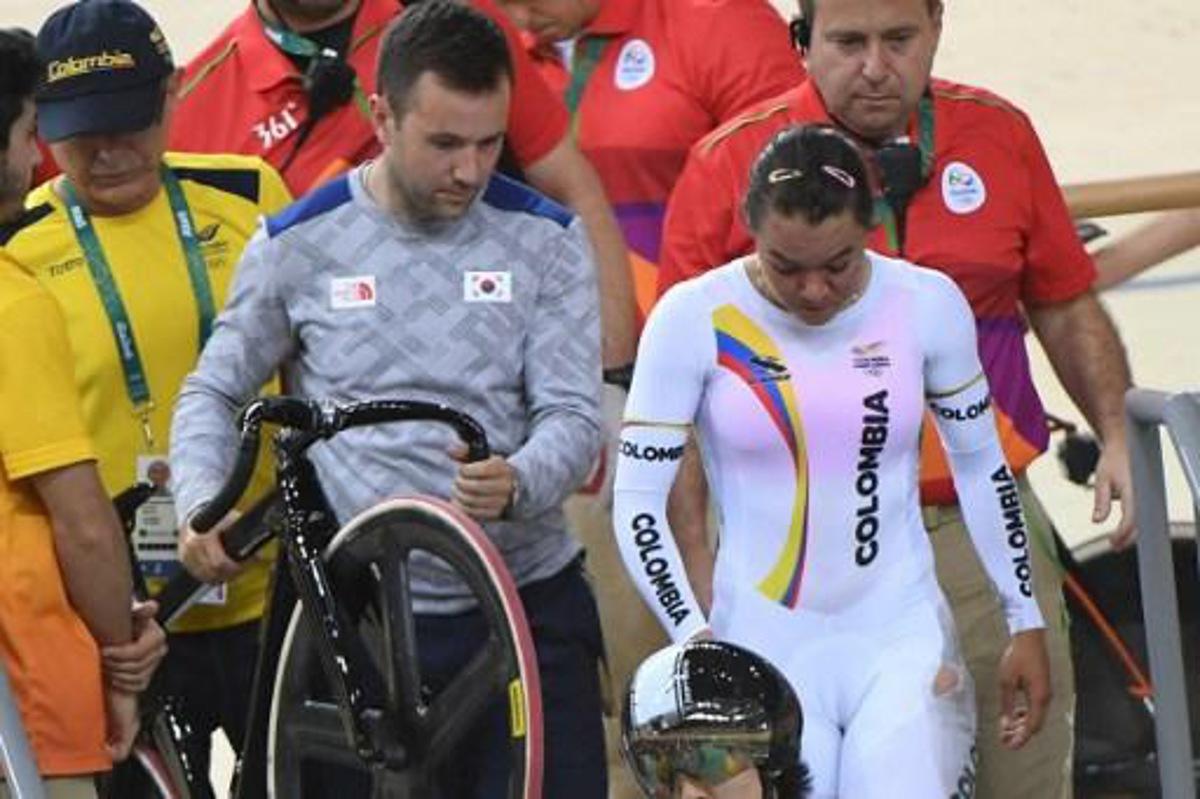 Colombia's Martha Bayona Pineda (R) walks off the track after crashing during the women's Keirin second round track cycling event at the Velodrome during the Rio 2016 Olympic Games in Rio de Janeiro on August 13, 2016.
Greg BAKER / AFP