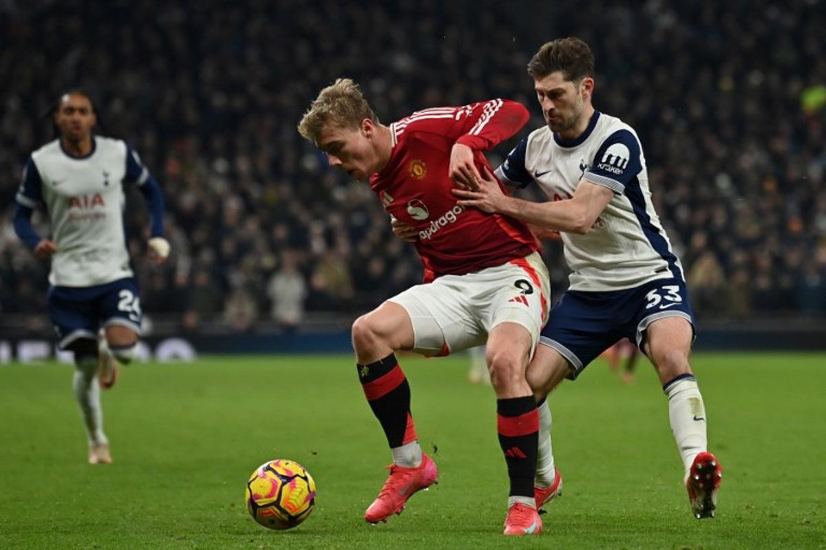 Manchester United's Danish striker #09 Rasmus Hojlund (C) vies with Tottenham Hotspur's Welsh defender #33 Ben Davies (R) during the English Premier League football match between Tottenham Hotspur and Manchester United at the Tottenham Hotspur Stadium in London, on February 16, 2025. Glyn KIRK / AFP