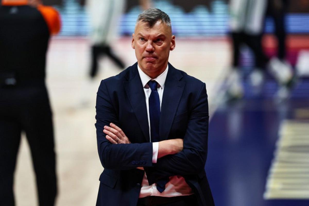 Fenerbahce's Lithuanian head coach Saras Jasikevicius watches his team during the Euroleague Basketball semi-final match between Fenerbahce Beko Istanbul and Panathinaikos Aktor Athens at Etihad Arena in Abu Dhabi on May 23, 2025. Fadel SENNA / AFP
