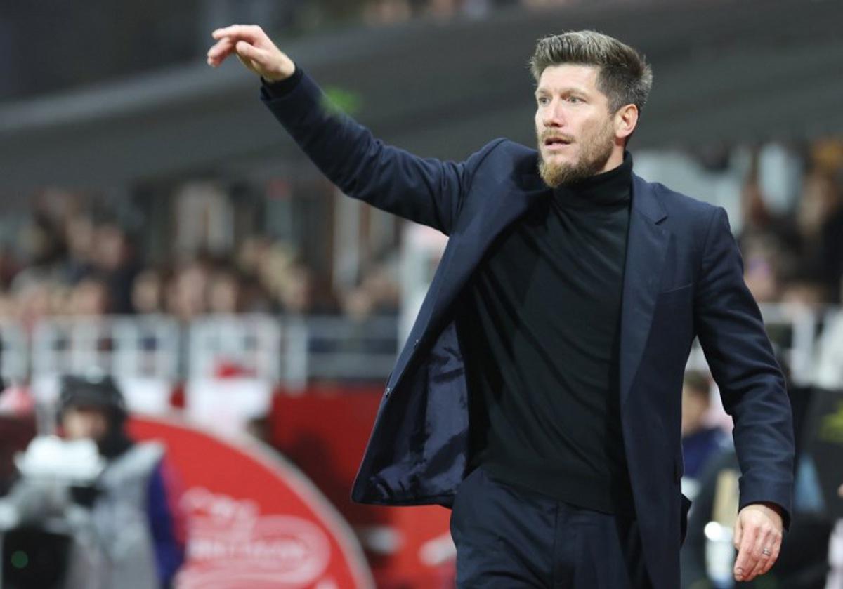 Monaco's Belgian head coach Sebastien Pocognoli gestures during the French L1 football match between Stade Brestois 29 (Brest) and AS Monaco at the Francis-Le-Ble stadium in Brest, western France, on December 5, 2025. Fred TANNEAU / AFP