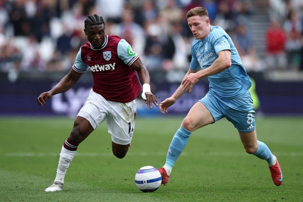 Nottingham Forest's Scottish midfielder #08 Elliot Anderson (R) vies with West Ham United's Ghanaian midfielder #14 Mohammed Kudus during the English Premier League football match between West Ham United and Nottingham Forest at the London Stadium, in London on May 18, 2025. HENRY NICHOLLS / AFP