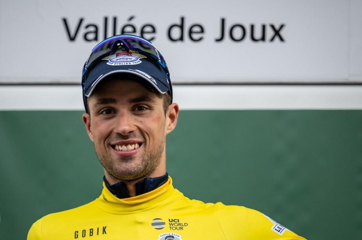 Britain's Ethan Vernon celebrates with his yellow jersey of overall leader after winning the first stage of the Tour of Romandie UCI cycling World tour, 170.9 km from Crissier to the Vallee de Joux in the Sentier on April 26, 2023. Fabrice COFFRINI / AFP