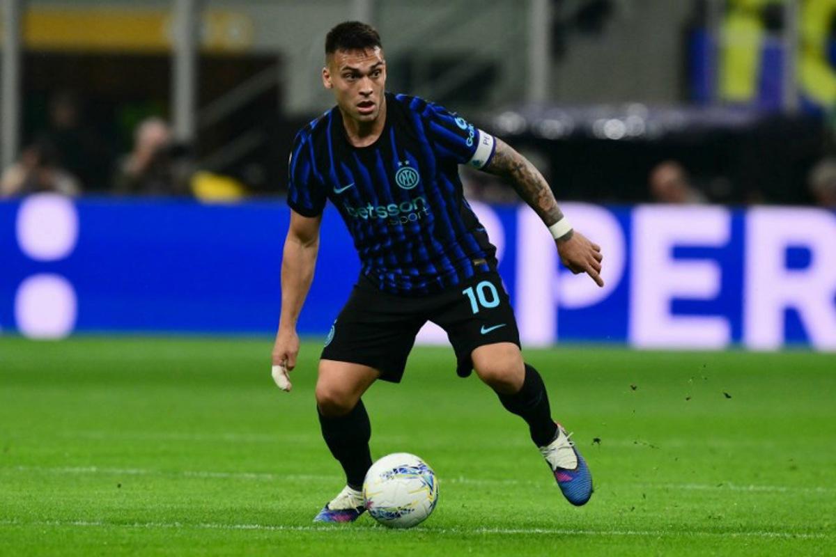 Inter Milan's Argentinian forward #10 Lautaro Martinez controls the ball during the Italian Serie A football match between Inter Milan and AS Roma at San Siro stadium in Milan, on April 5, 2026. Stefano RELLANDINI / AFP