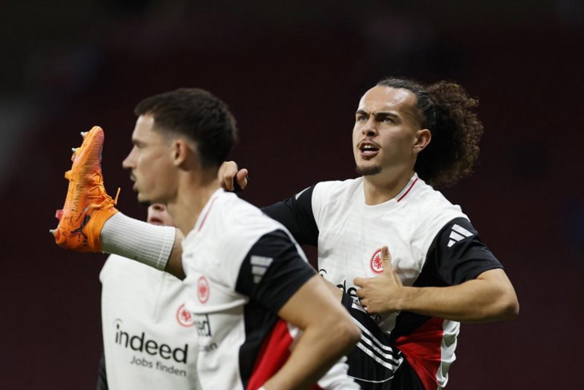 Eintracht Frankfurt's Belgian defender #03 Arthur Theate (R) warms up before the UEFA Champions League, league Phase - matchday 2 football match between Club Atletico de Madrid and Eintracht Frankfurt at the Metropolitano stadium in Madrid on September 30, 2025. Oscar DEL POZO / AFP