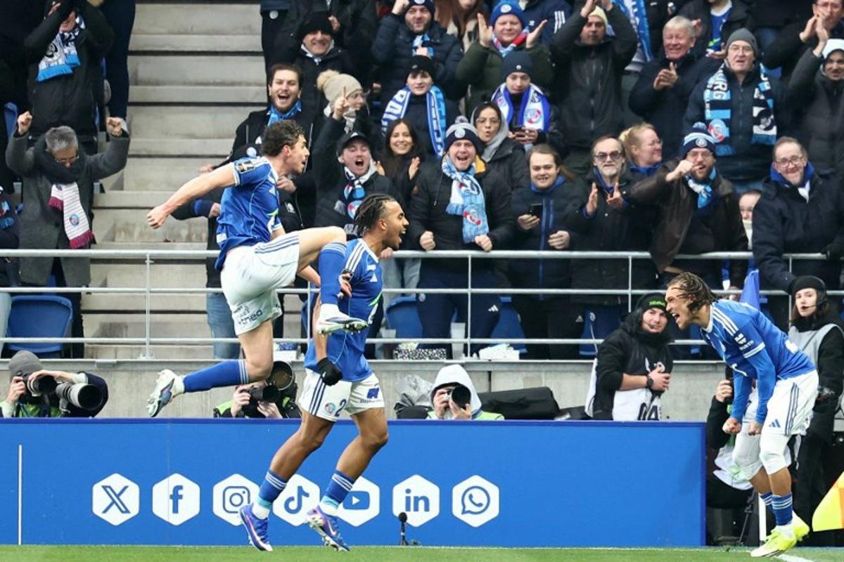 Strasbourg's Belgian midfielder #07 Diego Moreira (R) celebrates scoring his team's first goal during the French L1 football match between RC Strasbourg Alsace and FC Metz at the Stade de la Meinau in Strasbourg, eastern France, on January 18, 2026. Frederick FLORIN / AFP
