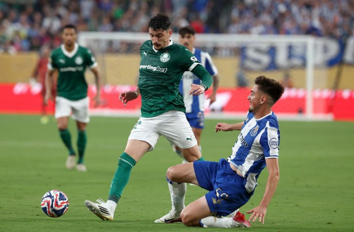 Palmeiras' Uruguayan defender #22 Joaquin Piquerez and FC Porto's Portuguese defender #52 Martim Fernandes fight for the ball during the Club World Cup 2025 Group A football match between Brazil's Palmeiras and Portugal's FC Porto at the MetLife stadium East Rutherford, New Jersey on June 15, 2025. FRANCK FIFE / AFP