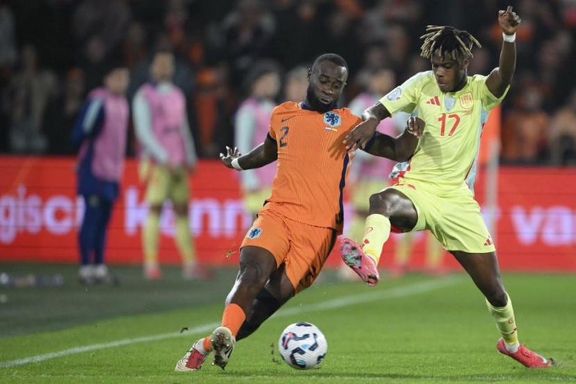 Netherlands' defender #02 Lutsharel Geertruida (L) fights for the ball with Spain's forward #17 Nico Williams (R) during the UEFA Nations League quarter-final first leg match between Netherlands and Spain at De Kuip stadium in Rotterdam, on March 20, 2025. NICOLAS TUCAT / AFP
