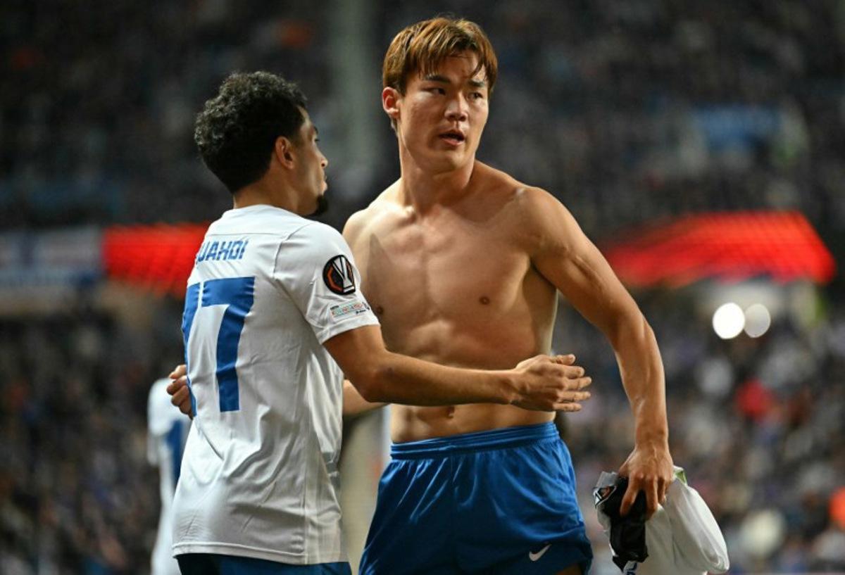KRC Genk's South Korean striker #09 Hyeon-Gyu Oh celebrates scoring the opening goal during the UEFA Europa League, league stage football match between Rangers and Genk at the Ibrox Stadium in Glasgow on September 25, 2025. ANDY BUCHANAN / AFP
