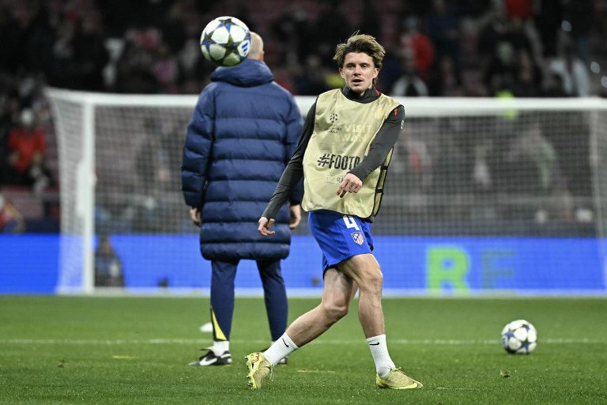 Atletico Madrid's English midfielder #04 Conor Gallagher warms up before the UEFA Champions League, league phase day 5 football match between Club Atletico de Madrid and Inter Milan at the Metropolitano Stadium in Madrid on November 26, 2025. Javier SORIANO / AFP