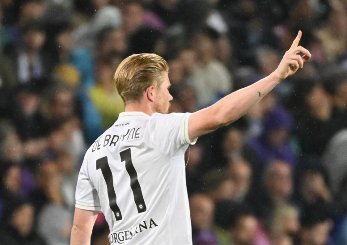 Napoli's Belgian midfielder #11 Kevin De Bruyne celebrates after scoring his team first goal during the Italian Serie A football match between ACF Fiorentina and Napoli at Artemio Franchi stadium, in Florence, on September 13, 2025. Alberto PIZZOLI / AFP