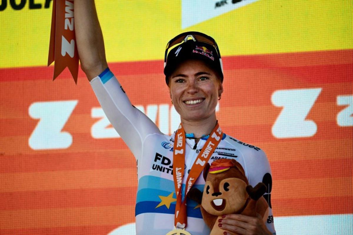 FDJ-SUEZ's Dutch rider Demi Vollering celebrates on the podium after winning the 5th (out of 9) stage of the fifth edition of the Women's Tour de France cycling race, 140 km from Macon to Belleville-en-Beaujolais, in Belleville-en-Beaujolais, central France on August 5, 2026. NICOLAS TUCAT / AFP