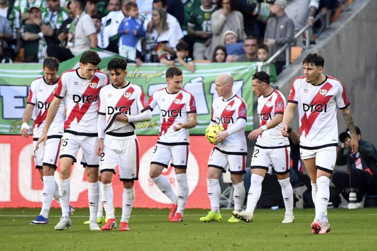 Rayo Vallecano's Spanish forward #07 Isi Palazon (3R) walks with teammates after scoring an equalizing goal during the Spanish league football match between Real Betis and Rayo Vallecano de Madrid at Benito Villamarin Stadium in Seville on February 21, 2026. CRISTINA QUICLER / AFP