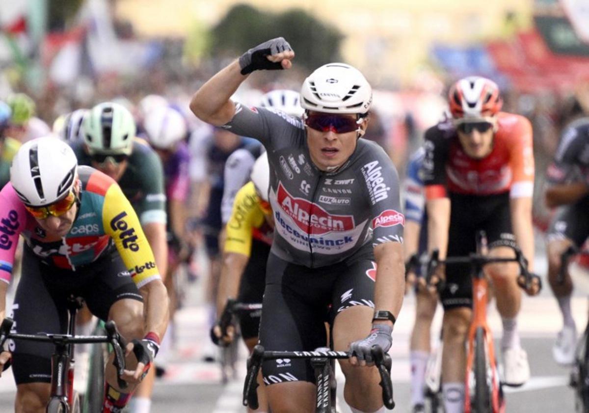 Team Alpecin's Belgian rider Jasper Philipsen (C) celebrates crossing first the finish line during the 8th stage of the Vuelta a Espana, a 158 km race between Monzon Templario and Zaragoza, on August 30, 2025. Josep LAGO / AFP