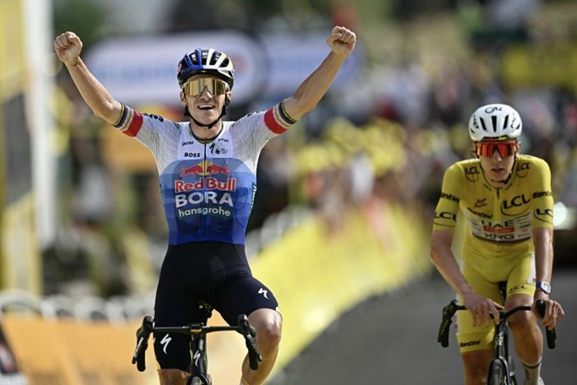 Red Bull - BORA - hansgrohe team's Belgian rider Remco Evenepoel cycles to the finish line to win ahead of UAE Team Emirates - XRG's Slovenian rider Tadej Pogacar (R) during the 15th stage of the 113th edition of the Tour de France cycling race, 183,9 km between Champagnole and Plateau de Solaison in the Jura mountains, on July 19, 2026. Loic VENANCE / AFP