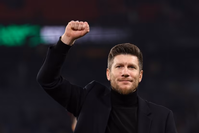 Monaco's Belgian head coach Sébastien Pocognoli celebrates after winning the French L1 football match between Paris Saint-Germain (PSG) and AS Monaco at the Parc des Princes stadium in Paris on March 6, 2026. FRANCK FIFE / AFP