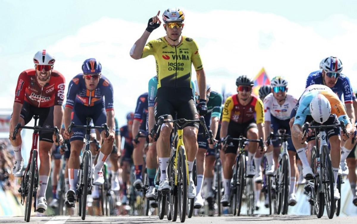 Team Visma | Lease a Bike's Belgian rider Wout Van Aert celebrates crossing the finish line to win the 5th stage of the Tour Auvergne-Rhone-Alpes cycling race (formerly known as the Criterium du Dauphine), 195,8km between Saint-Chamond and Villars-les-Dombes, central France, on June 11, 2026. Anne-Christine POUJOULAT / AFP