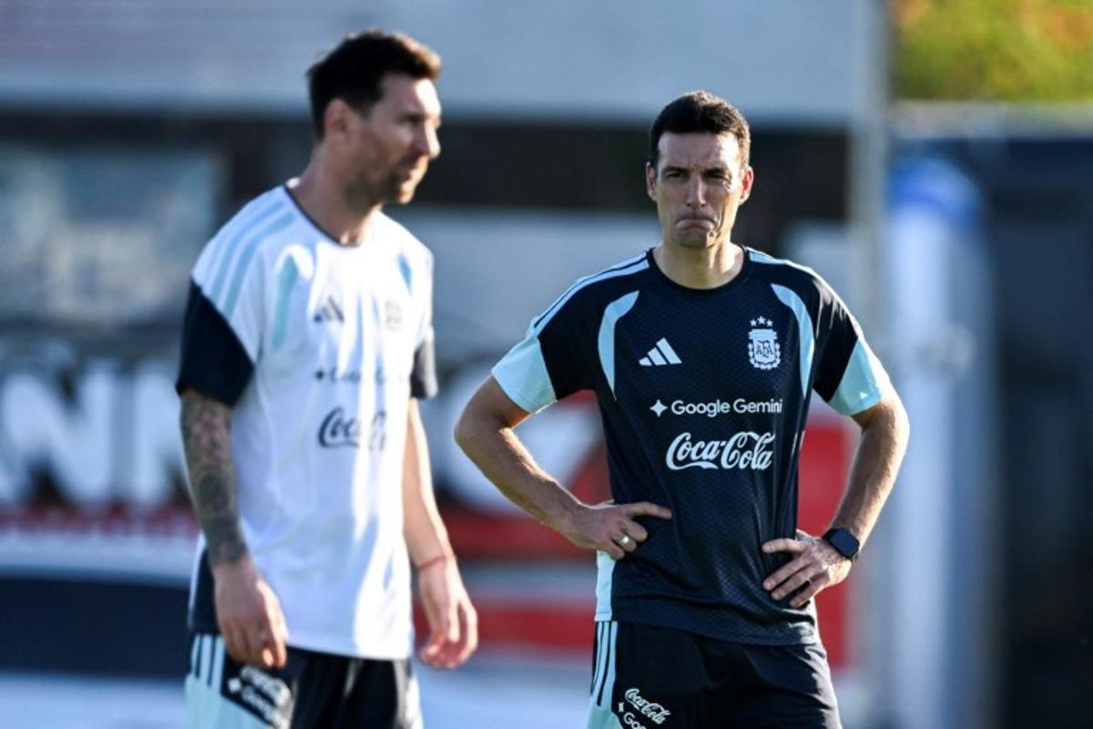 Argentina's head coach Lionel Scaloni (R) looks at forward Lionel Messi during a training session in Ezeiza, Buenos Aires province, Argentina, on March 30, 2026, ahead of a friendly match against Zambia on March 31 at the La Bombonera Stadium in Buenos Aires. Luis ROBAYO / AFP