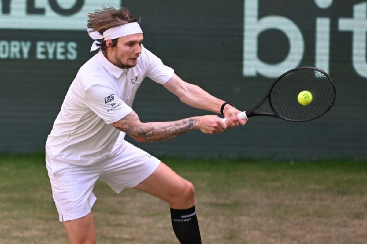 Kazakhstan's Alexander Bublik returns the ball to Russia's Daniil Medvedev during the men's singles final match of the Halle Open ATP tennis tournament in Halle (Westfalen), western Germany, on June 22, 2025. CARMEN JASPERSEN / AFP