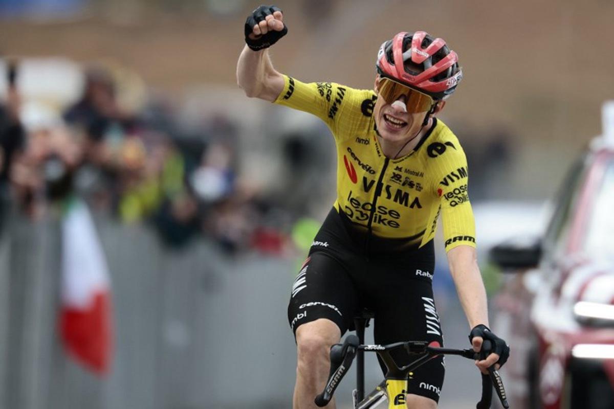 Team Visma Lease a Bike Danish rider Jonas Vingegaard celebrates as he crosses the finish line to win the 7th stage of the Giro d'Italia 2026 - Tour of Italy cycling race between Formia and Blockhaus, Italy, on May 15, 2026. Luca Bettini / AFP