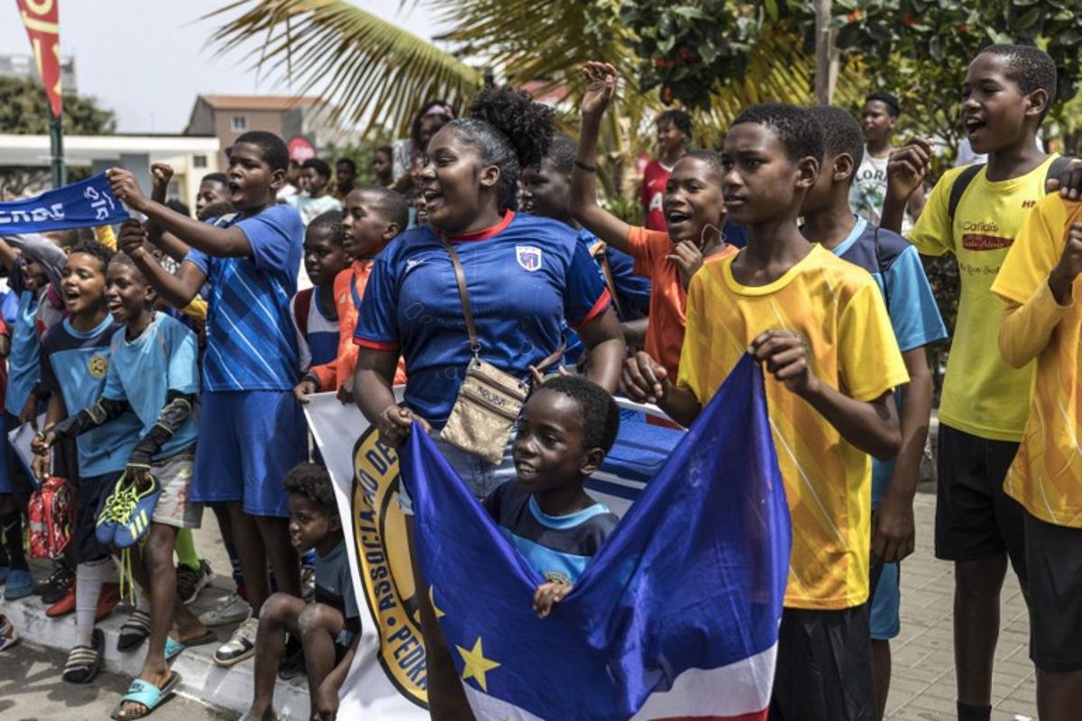 Supporters react as Cape Verde's national football team arrives for a training session to prepare for their participation in the 2026 FIFA World Cup at Estadio Municipal 25 de Julho in Santa Cruz, on May 23, 2026. PATRICK MEINHARDT / AFP