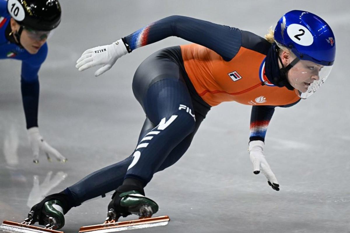 Netherland's Xandra Velzeboer (R) and Italy's Arianna Fontana compete in the short track speed skating women's 500m semi-final during the Milano Cortina 2026 Winter Olympic Games at Milano Ice Skating Arena in Milan on February 12, 2026. Gabriel BOUYS / AFP