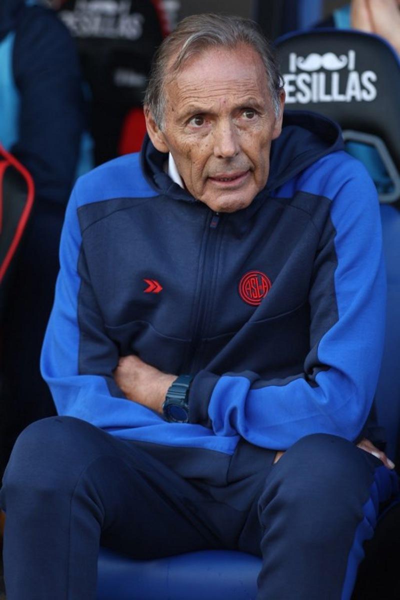San Lorenzo's head coach Miguel Angel Russo gestures during the Argentine Professional Football League 2025 Apertura Tournament semi-final match between San Lorenzo and Platense at the Pedro Bidegain stadium in Buenos Aires on May 25, 2025. ALEJANDRO PAGNI / AFP