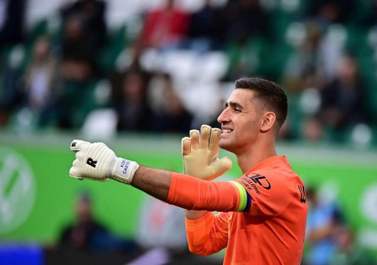 Wolfsburg¿s Belgian goalkeeper Koen Casteels reacts during the German first division Bundesliga football match between VfL Wolfsburg and Borussia Moenchengladbach in Wolfsburg, northern Germany, on October 2, 2021. Tobias Schwarz / AFP DFL REGULATIONS PROHIBIT ANY USE OF PHOTOGRAPHS AS IMAGE SEQUENCES AND/OR QUASI-VIDEO