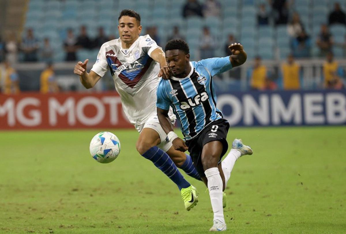 Godoy Cruz's forward #41 Facundo Altamira (L) and Gremio's Belgian midfielder #09 Francis Amuzu fight for the ball during the Copa Sudamericana group stage football match between Brazil's Gremio and Argentina's Godoy Cruz, at the Arena do Gremio stadium in Porto Alegre, state of Rio Grande do Sul, Brazil, on May 13, 2025. SILVIO AVILA / AFP