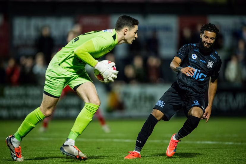 Hoogstraten's Milan De Schutter and Beveren's Mehdi Najim Ilyes fight for the ball during a soccer game between Hoogstraten VV (1st Amateur) and SK Beveren (1B), in Hoogstraten, Saturday 06 September 2025, round 7 of the Croky Cup 2025-2026 competition. BELGA PHOTO JASPER JACOBS