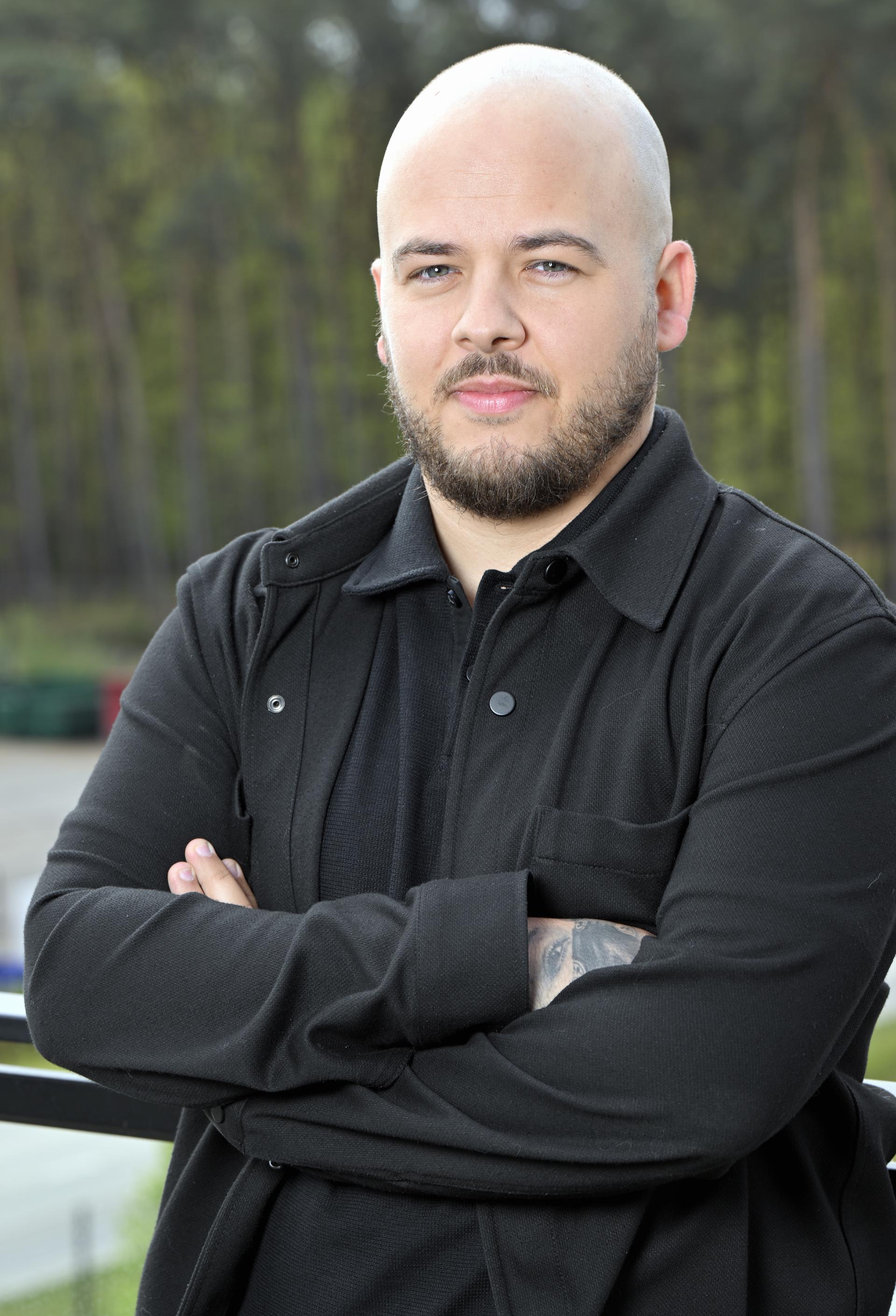 Belgian snooker player Luca Brecel poses for the photographer at a press conference in Dilsen-Stokkem, regarding the Snooker World championship in England, Monday 15 April 2024. Brecel was the first Belgian man winning the World Champion title in snooker last year. BELGA PHOTO ERIC LALMAND