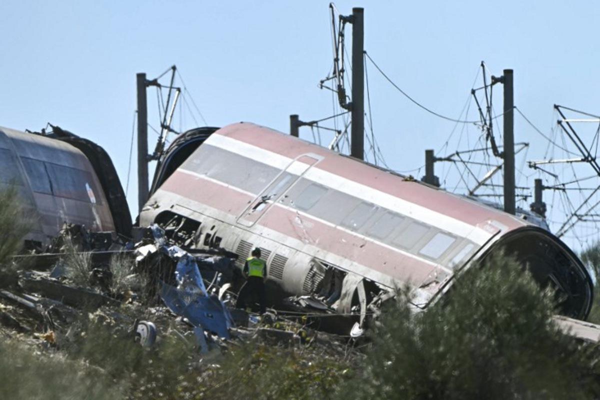 Rescue workers look for victims of a train crash between a high speed Renfe AVE train and Iryo train around 150kms south of Madrid between Urda and Los Yebenes in the province of Toledo, on October 28, 2026. Javier SORIANO / AFP