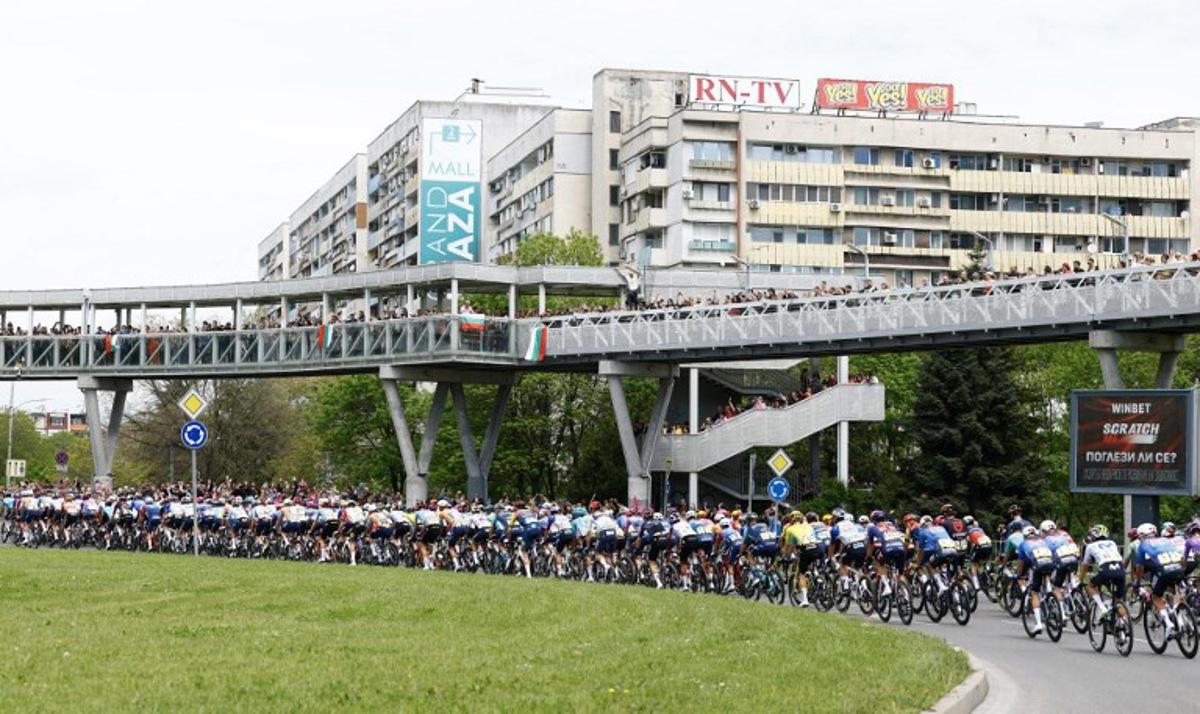 The pack rides during the 2nd stage of the Giro d'Italia 2026 - Tour of Italy cycling race between Burgas and Veliko Tarnovo, Bulgaria, on May 9, 2026. Luca Bettini / AFP