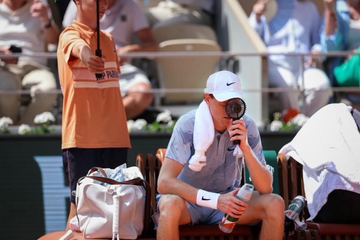 Italy's Jannik Sinner tries to cool down during a break of play in his men's singles match against Argentina's Juan Manuel Cerundolo on day 5 of the French Open tennis tournament on Court Philippe-Chatrier at the Roland-Garros Complex in Paris on May 28, 2026. ALAIN JOCARD / AFP