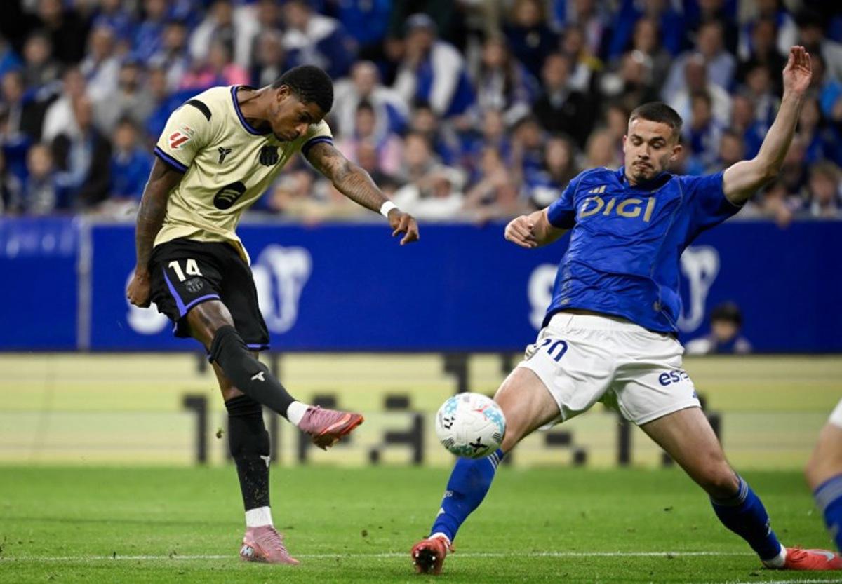 Barcelona's English forward #14 Marcus Rashford (L) shoots past Real Oviedo's Belgian midfielder #20 Leander Dendoncker during the Spanish league football match between Real Oviedo and FC Barcelona at the Carlos Tartiere stadium in Oviedo on September 25, 2025. Miguel RIOPA / AFP
