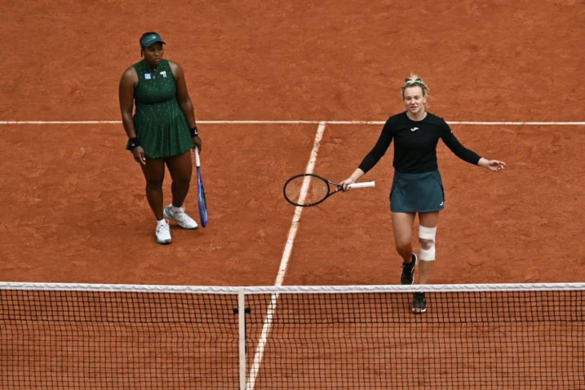 Czech Republic's Katerina Siniakova (R) reacts past US Taylor Townsend during their women's doubles final match against Kazakhstan's Anna Danilina and Serbia's Aleksandra Krunic on day 15 of the French Open tennis tournament on Court Philippe-Chatrier at the Roland-Garros Complex in Paris on June 7, 2026. JULIEN DE ROSA / AFP