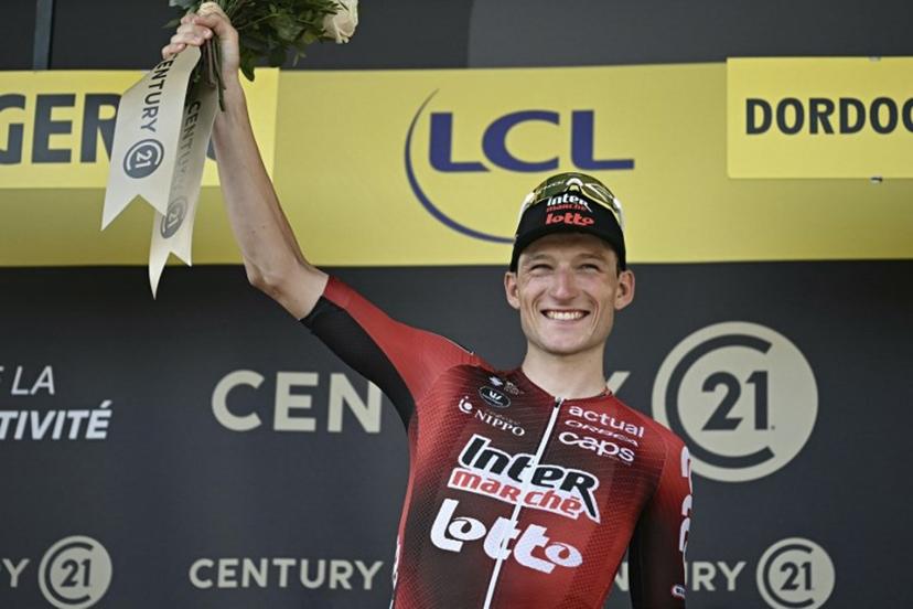 Lotto Intermarché team's Belgian rider Liam Slock celebrates on the podium with the most combative rider's award after the 8th stage of the 113th edition of the Tour de France cycling race, 182 km between Périgueux and Bergerac in southwestern France, on July 11, 2026. Loic VENANCE / AFP