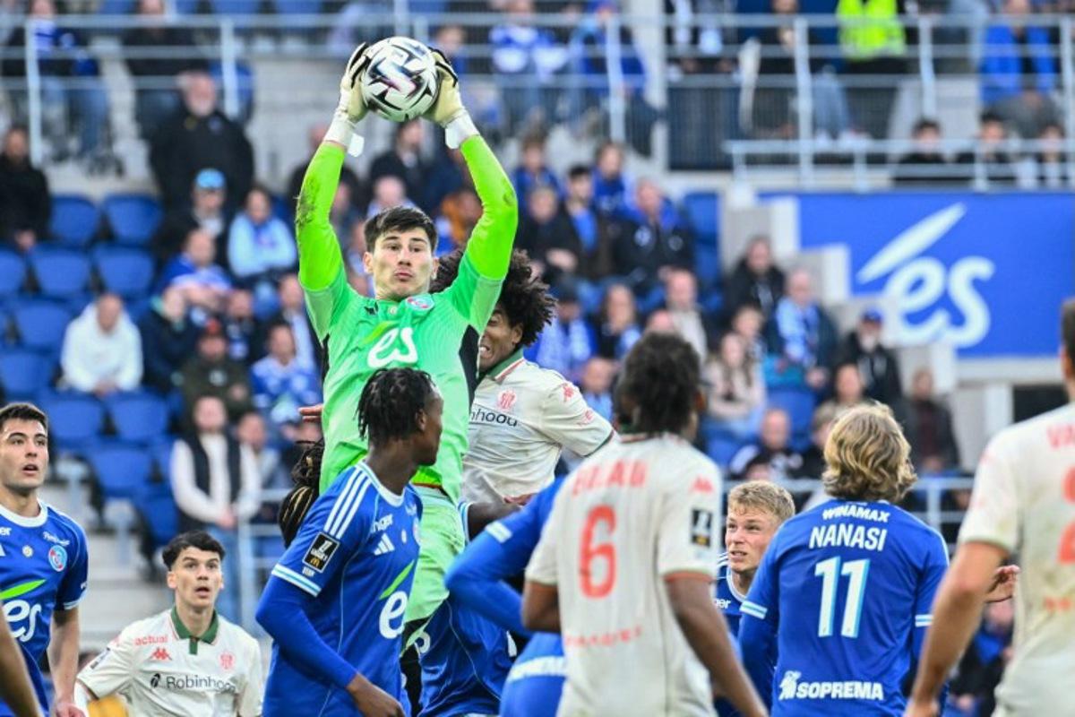 Strasbourg's Belgian goalkeeper #39 Mike Penders catches the ball during the French L1 football match between RC Strasbourg Alsace and OGC Nice at the Stade de la Meinau in Strasbourg, eastern France, on April 4, 2026. SEBASTIEN BOZON / AFP