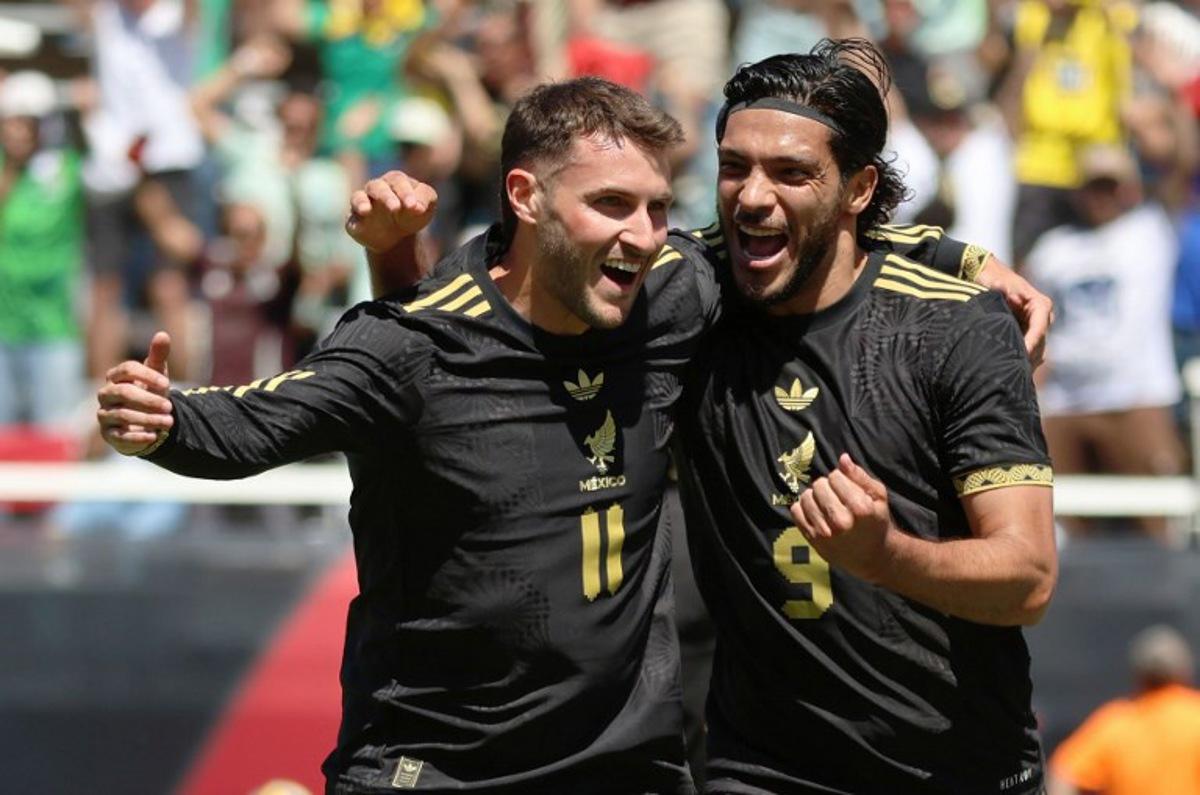 Mexico's forward #11 Santiago Gimenez celebrates scoring his team's first goal during the MexTour football match between Mexico and Switzerland at Rice-Eccles Stadium in Salt Lake City, Utah on June 7, 2025. Jeffrey D. Allred / AFP