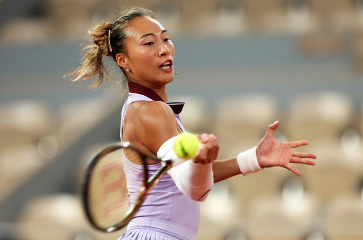 China's Zheng Qinwen plays a forehand return to Russia's Anastasia Pavlyuchenkova during their women's singles match on day 1 of the French Open tennis tournament on Court Philippe-Chatrier at the Roland-Garros Complex in Paris on May 25, 2025. Alain JOCARD / AFP