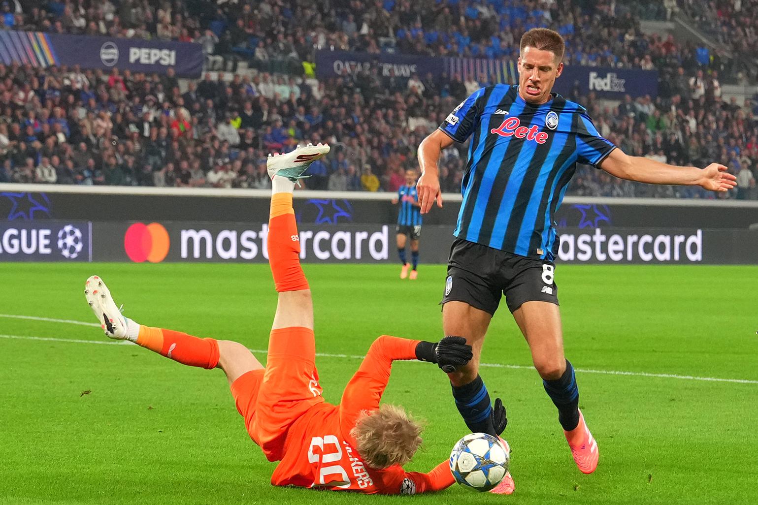 Club's goalkeeper Nordin Jackers makes a penalty fault on Atalanta's Mario Pasalic during a game between Italian club Atalanta Bergamo and Belgian soccer team Club Brugge, on Tuesday 30 September 2025 in Bergamo, Italy, on the second day of the UEFA Champions League competition. BELGA PHOTO SPADA/LA PRESSE *** BENELUX ONLY ***